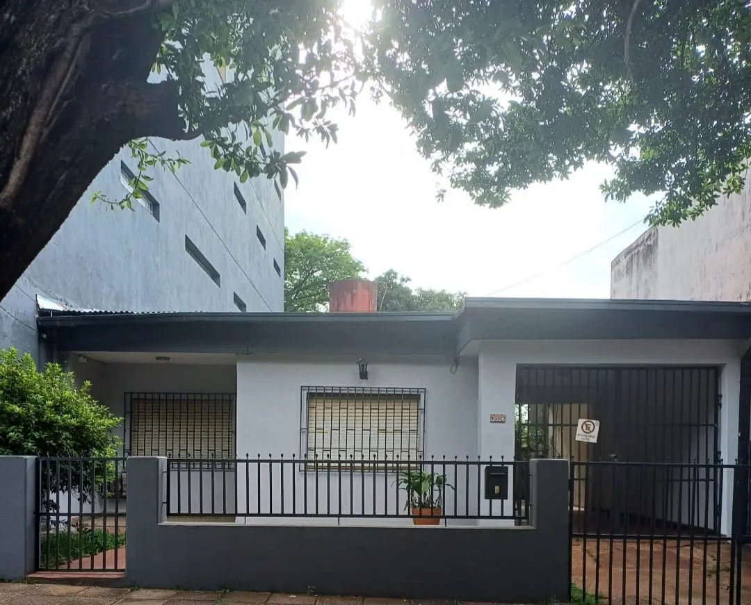 Casa en venta sobre Av. Santa Catalina en Posadas, 3 dormitorios y amplio terreno