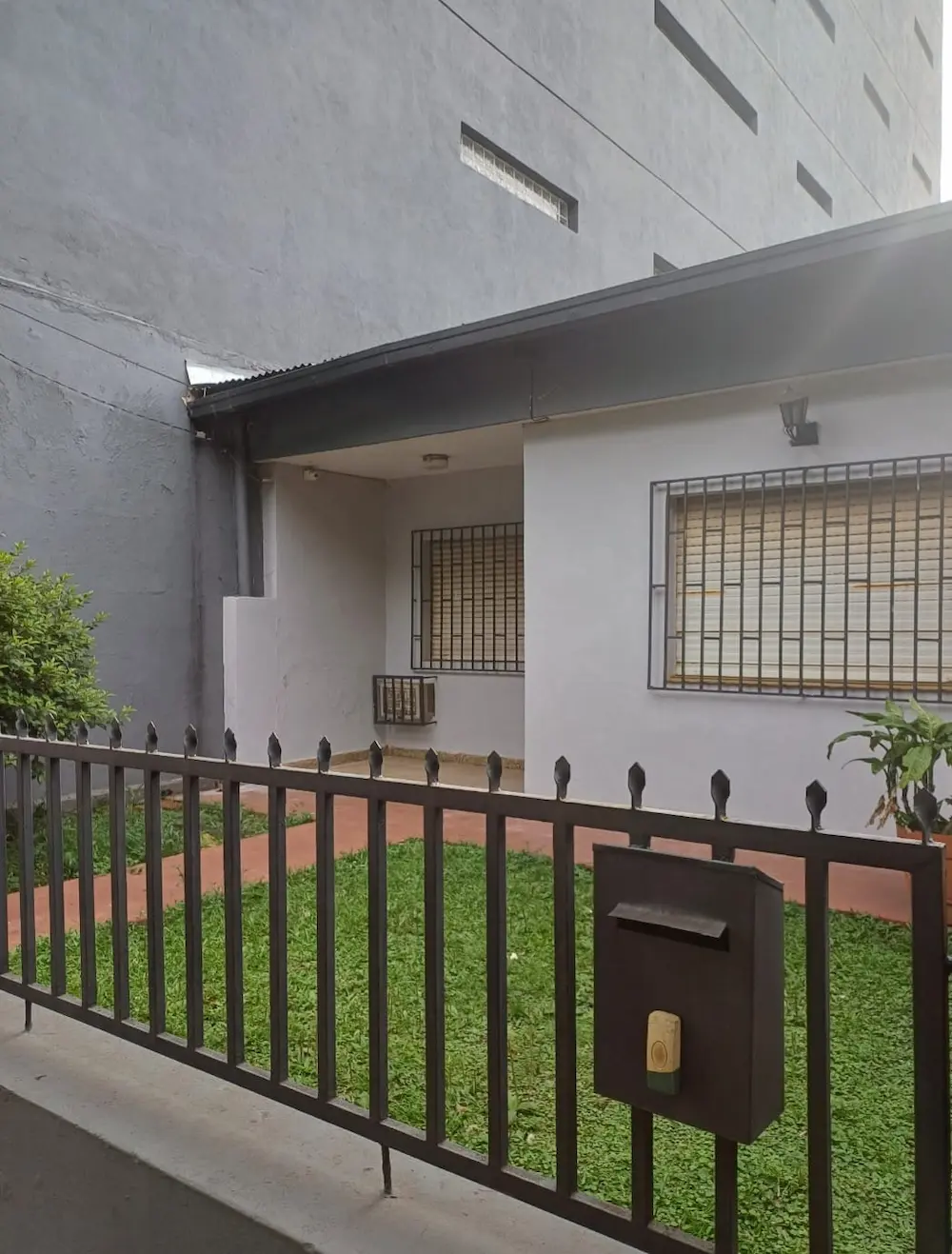 Casa en venta sobre Av. Santa Catalina en Posadas, 3 dormitorios y amplio terreno - Foto 2